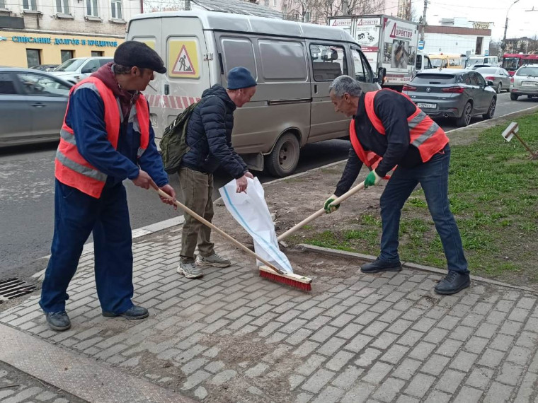 В Иванове продолжается ручная уборка обочин дорог.