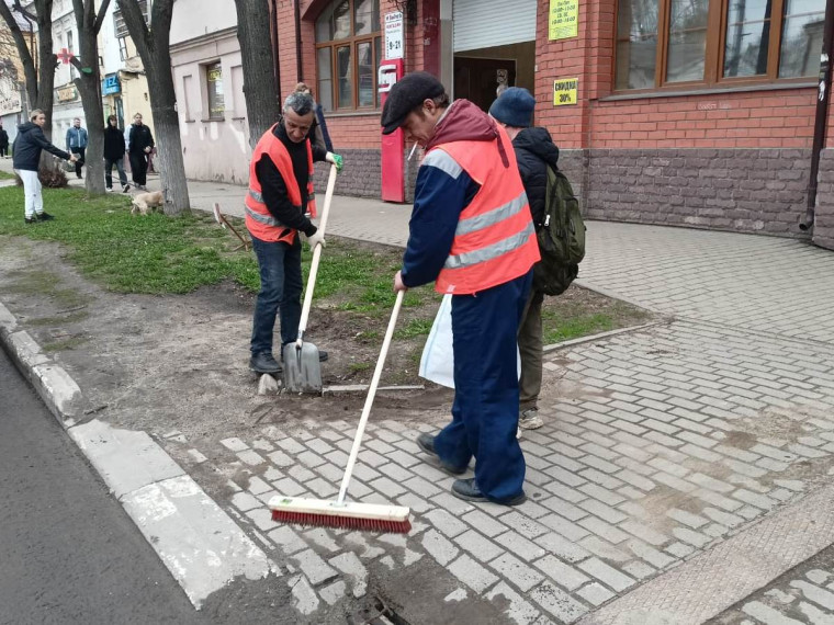 В Иванове продолжается ручная уборка обочин дорог.
