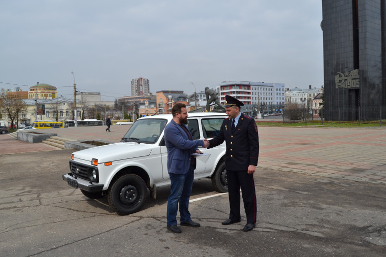 Владимир Шарыпов передал служебный автомобиль для УМВД по Октябрьскому  району города Иваново.