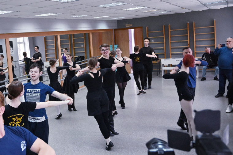 Артисты ансамбля &quot;Донбасс&quot; провели мастер-класс для ивановских танцоров.