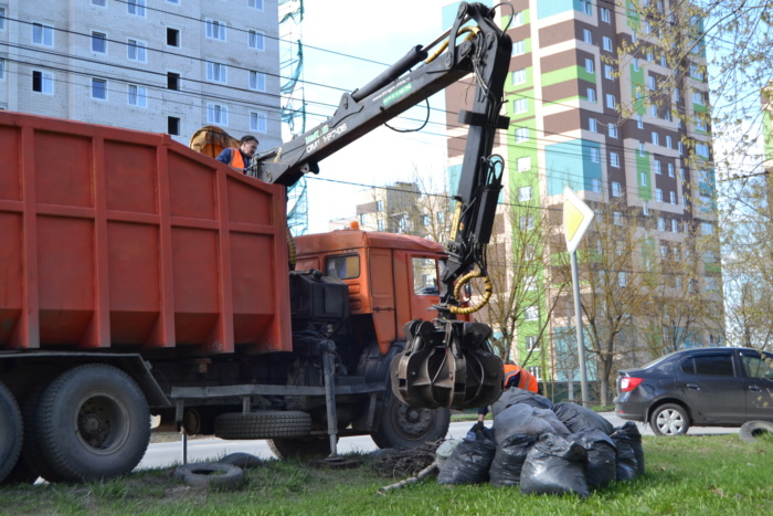 В Иванове вывозят мусор после проведения субботников.