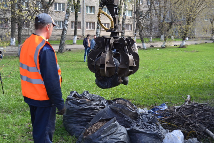 В Иванове вывозят мусор после проведения субботников.