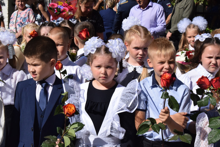 Владимир Шарыпов поздравил учащихся школ с Днем знаний.