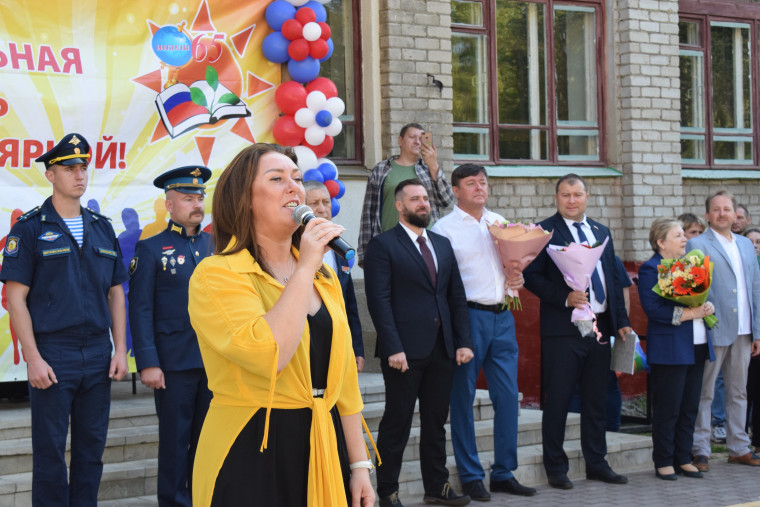 Владимир Шарыпов поздравил учащихся школ с Днем знаний.