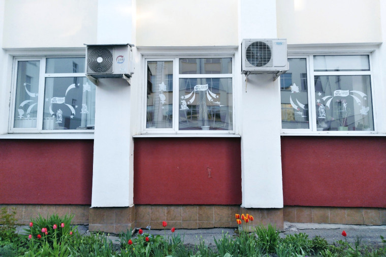 В образовательных учреждениях областного центра проходит акция «Окна Победы».