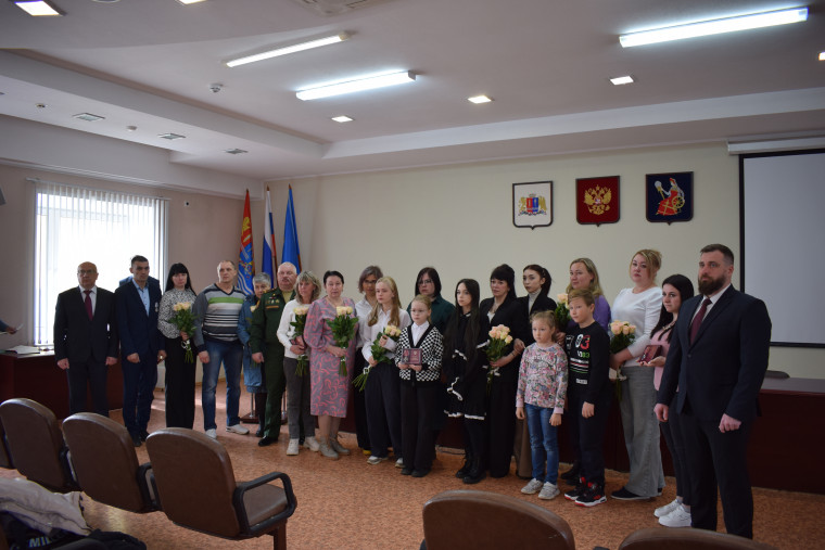 Состоялось вручение наград семьям героев, погибших в зоне СВО.