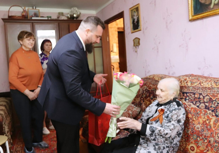 Владимир Шарыпов в преддверии Дня Победы навестил ветерана Великой Отечественной войны.