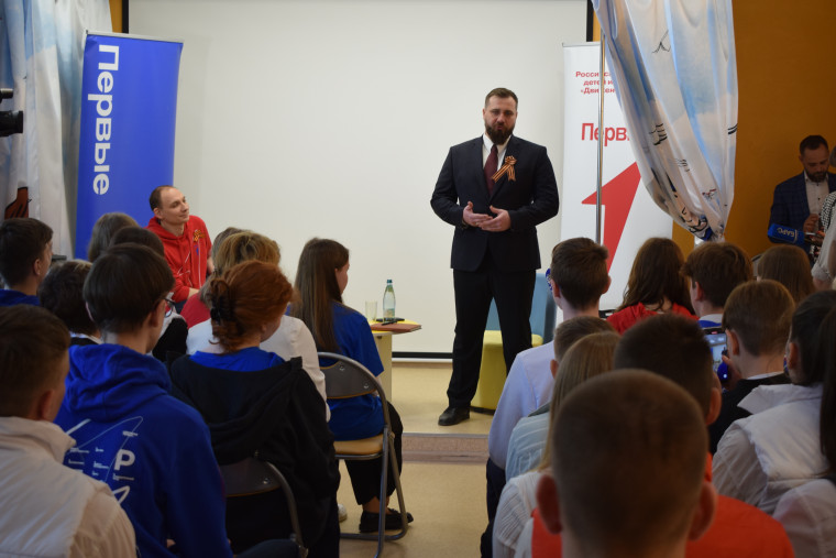 Владимир Шарыпов встретился с активом городских первичных отделений «Движения Первых».