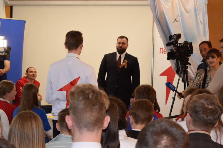 Владимир Шарыпов встретился с активом городских первичных отделений «Движения Первых».