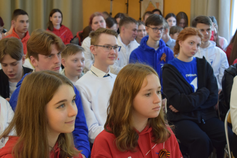 Владимир Шарыпов встретился с активом городских первичных отделений «Движения Первых».