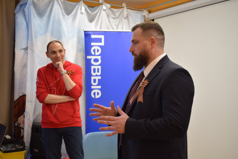 Владимир Шарыпов встретился с активом городских первичных отделений «Движения Первых».