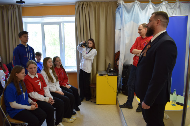 Владимир Шарыпов встретился с активом городских первичных отделений «Движения Первых».