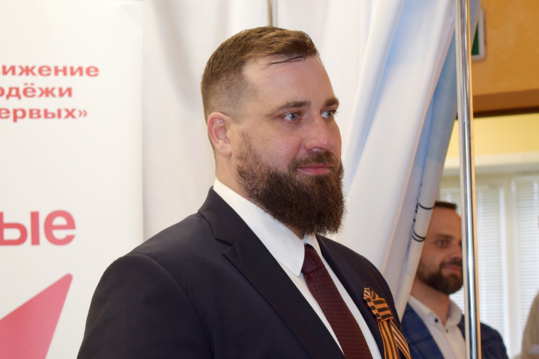 Владимир Шарыпов встретился с активом городских первичных отделений «Движения Первых».