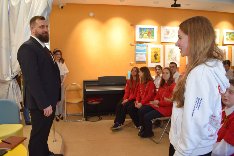 Владимир Шарыпов встретился с активом городских первичных отделений «Движения Первых».