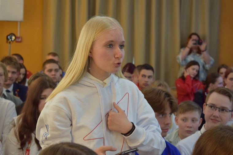 Владимир Шарыпов встретился с активом городских первичных отделений «Движения Первых».