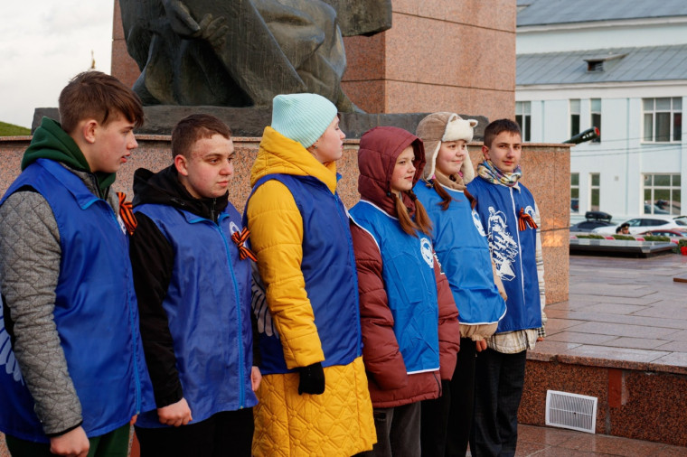 На мемориале Героям фронта и тыла в Иванове состоялся молодежный флеш-моб «Мы помним! Мы гордимся!».