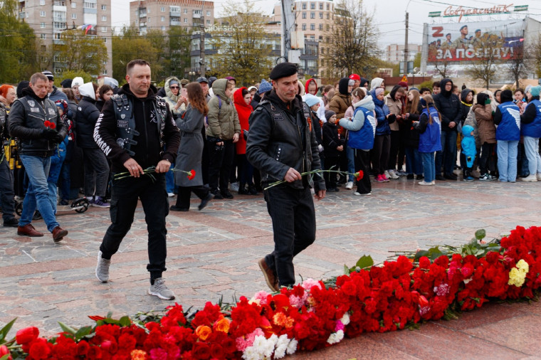 На мемориале Героям фронта и тыла в Иванове состоялся молодежный флеш-моб «Мы помним! Мы гордимся!».