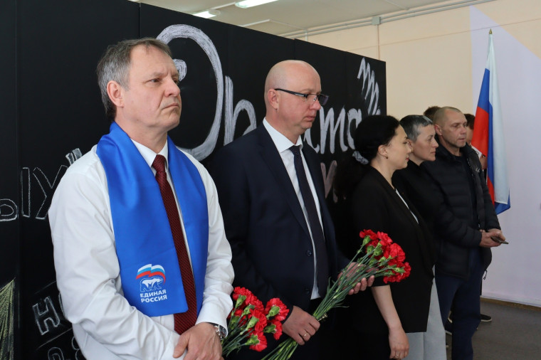 В преддверии Дня Победы в школах прошли церемонии открытия парт героев и мемориальных и памятных досок  в честь погибших бойцов СВО.