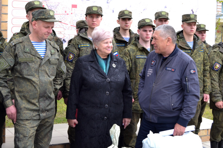 Очередную партию гуманитарной помощи передали бойцам в зону СВО.