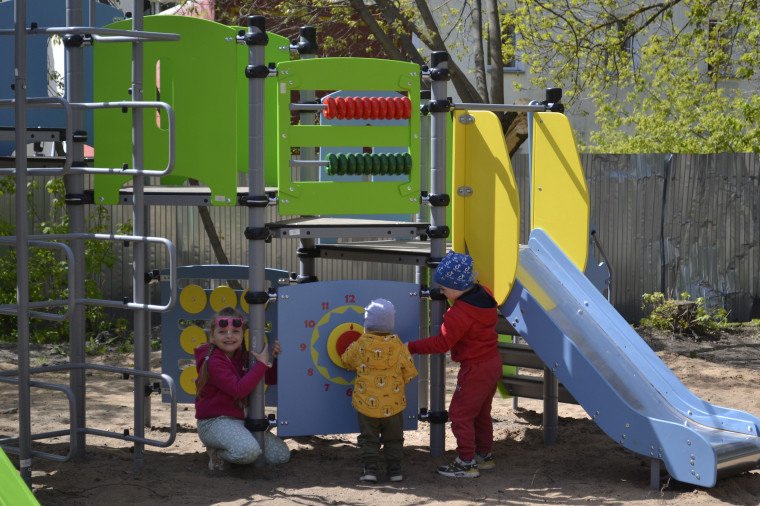 На Динамовской улице построили детскую площадку «Степашка».