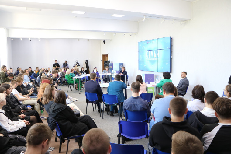 В Иванове состоялся молодежный круглый стол «Семья: традиции и ценности».