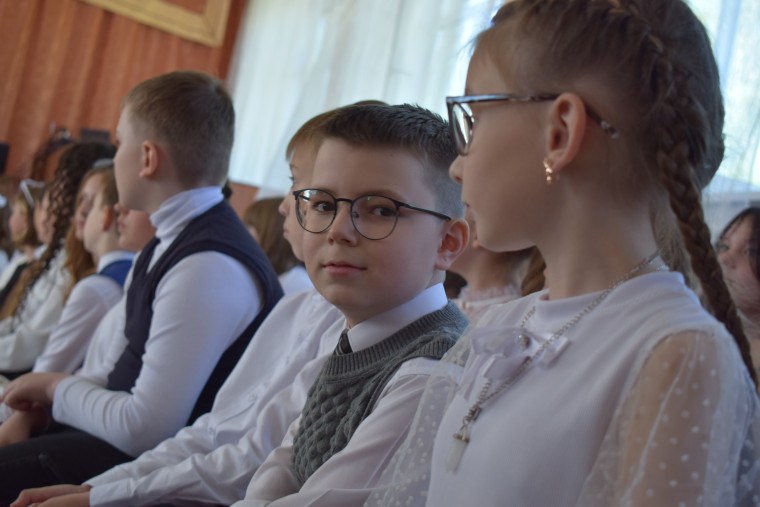 В Иванове проходят последние звонки в классах начального и среднего звена.