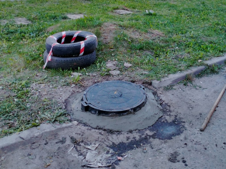 В Иванове восстанавливают решетки дождеприемников и крышки люков ливневой канализации.