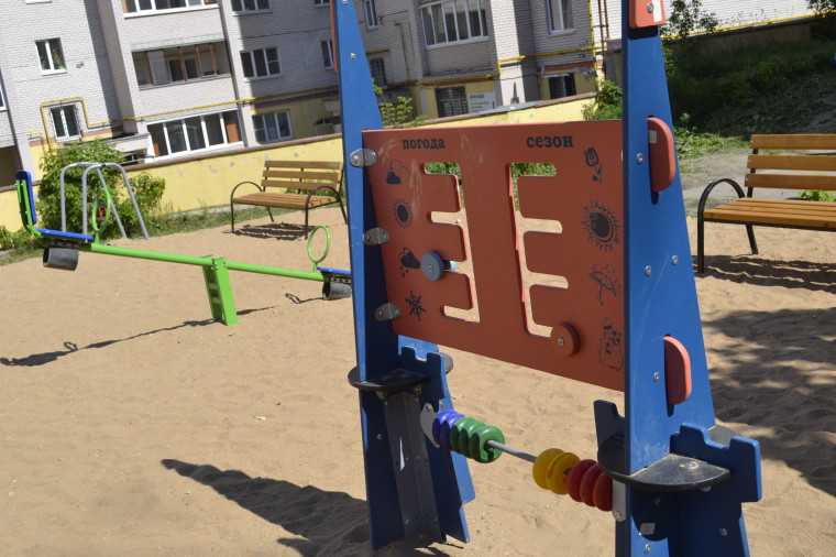На улице Наговицыной-Икрянистовой благоустроили дворовую детскую площадку.