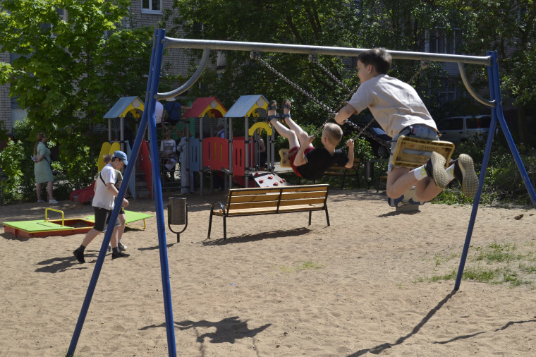 На улице Наговицыной-Икрянистовой благоустроили дворовую детскую площадку.