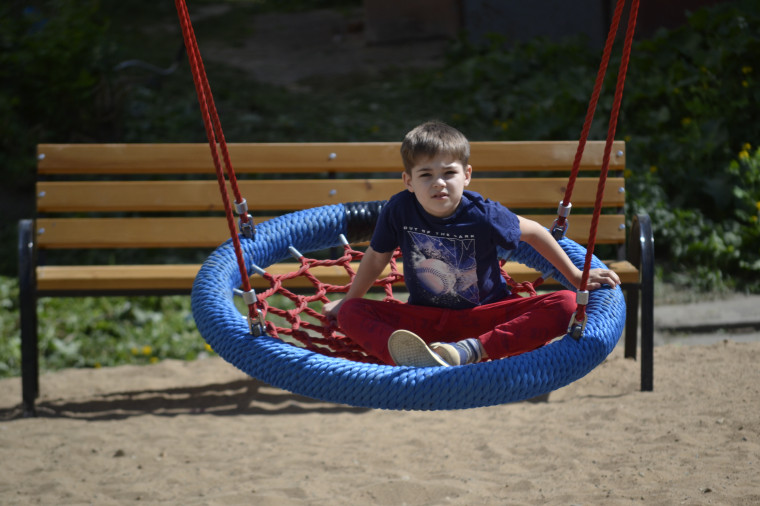 На улице Наговицыной-Икрянистовой благоустроили дворовую детскую площадку.