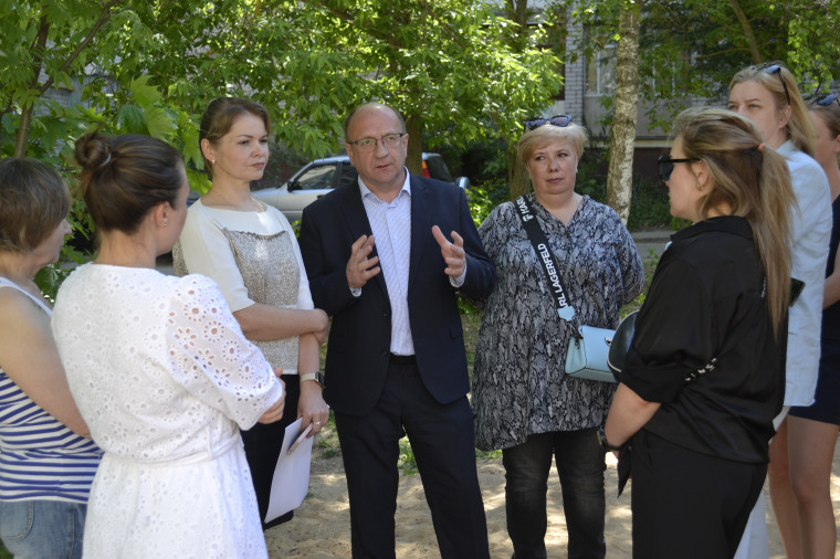На улице Наговицыной-Икрянистовой благоустроили дворовую детскую площадку.