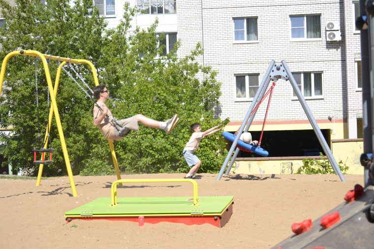 На улице Наговицыной-Икрянистовой благоустроили дворовую детскую площадку.