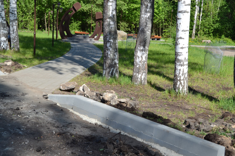 В парке им. Революции 1905 года продолжается благоустройство центральной аллеи.