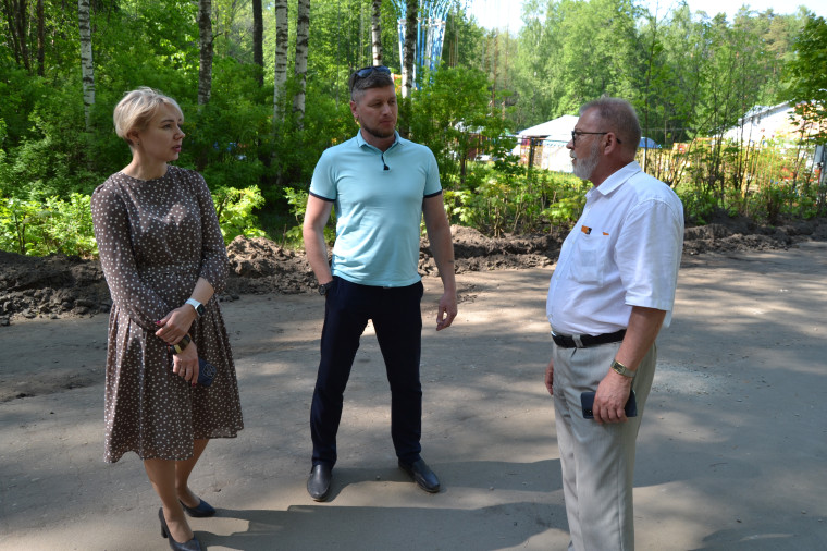 В парке им. Революции 1905 года продолжается благоустройство центральной аллеи.