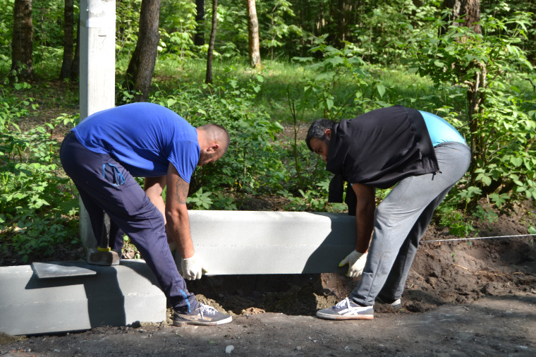 В парке им. Революции 1905 года продолжается благоустройство центральной аллеи.