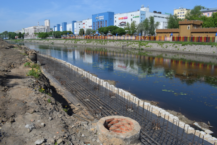 Продолжается ремонт пешеходной зоны набережной реки Уводь.