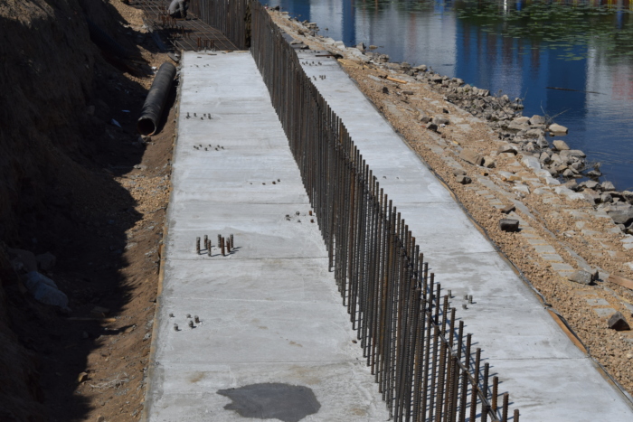 Продолжается ремонт пешеходной зоны набережной реки Уводь.