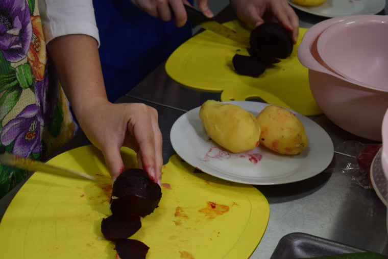 На кулинарном мастер-классе в Центре «Перспектива» участники учились готовить свекольник.