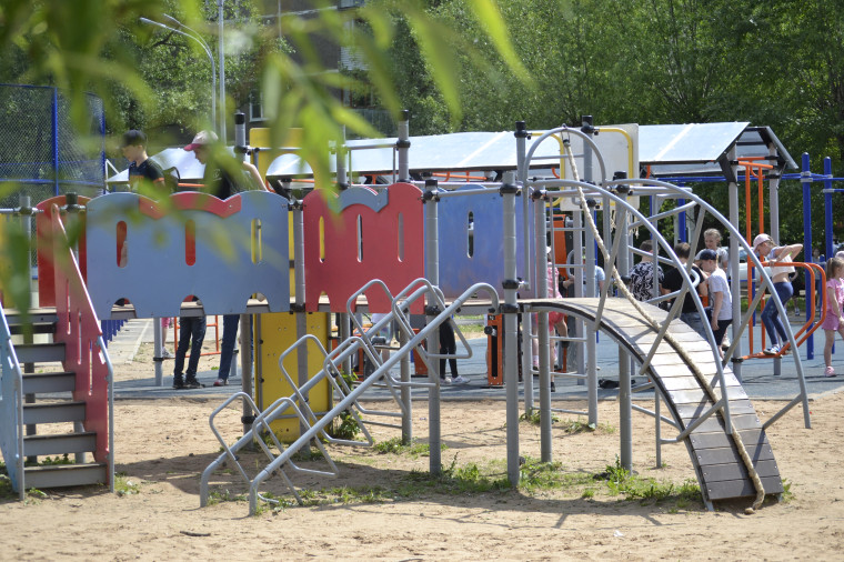 В детском сквере «Буратино» установили новый тренажерный комплекс.