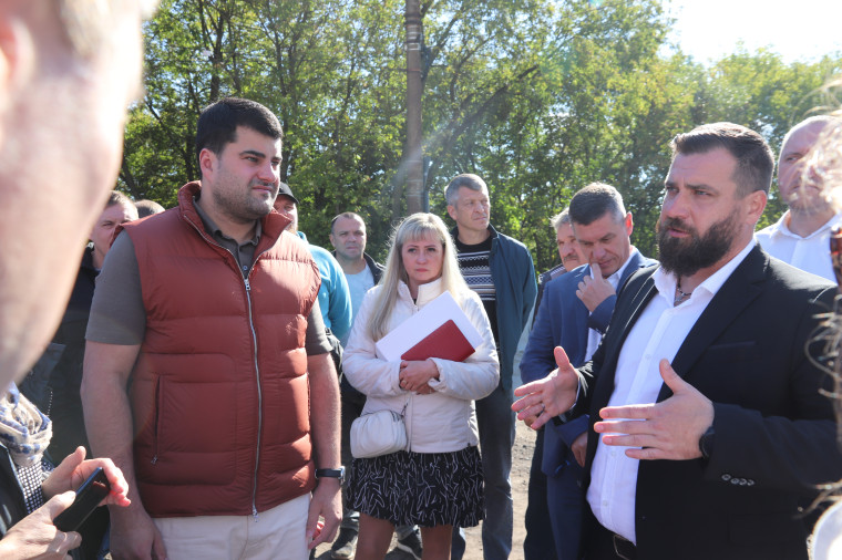 С горожанами обсудили проектные решения по ремонту улиц Сарментовой и Спартака.