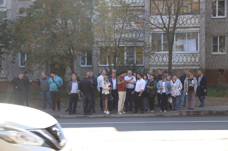 С горожанами обсудили проектные решения по ремонту улиц Сарментовой и Спартака.