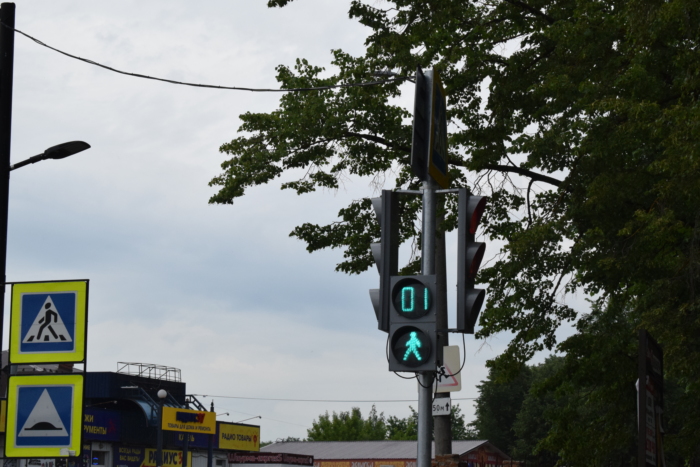 На перекрёстке улиц Ленинградская и Красных Зорь введён в эксплуатацию светофорный объект.