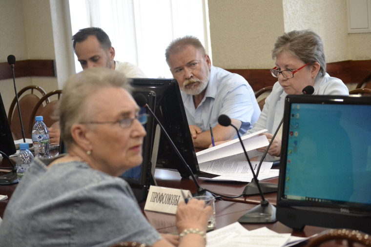 На заседании трехсторонней комиссии обсудили проведение летней кампании для детей и подростков.