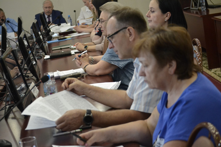 На заседании трехсторонней комиссии обсудили проведение летней кампании для детей и подростков.