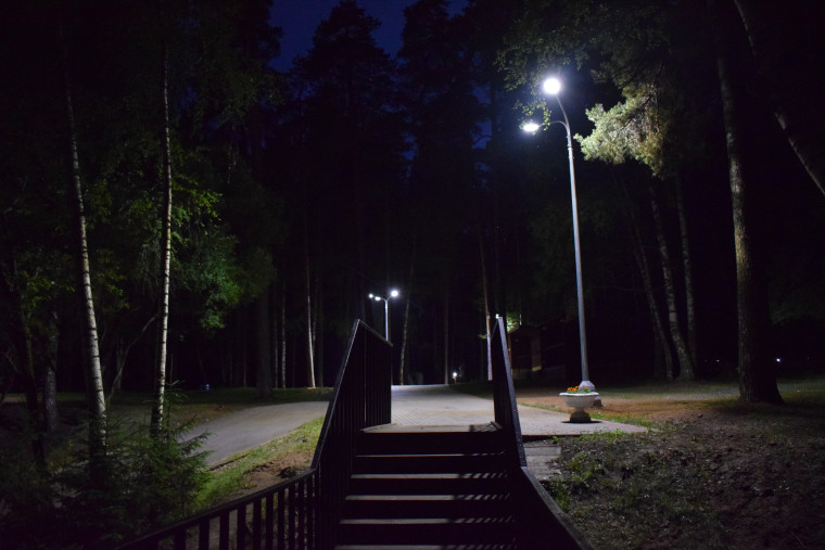 В парке Харинка завершено освещение центральной аллеи и зоны отдыха у воды.