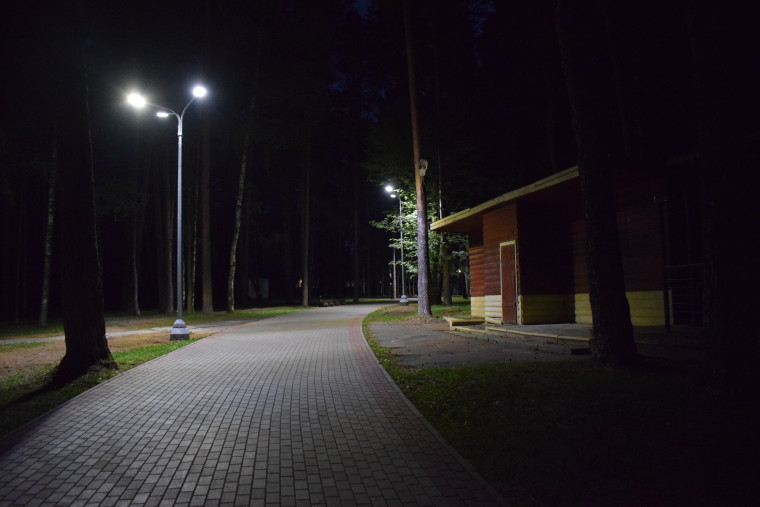 В парке Харинка завершено освещение центральной аллеи и зоны отдыха у воды.