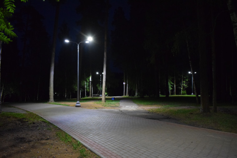 В парке Харинка завершено освещение центральной аллеи и зоны отдыха у воды.