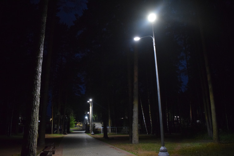 В парке Харинка завершено освещение центральной аллеи и зоны отдыха у воды.