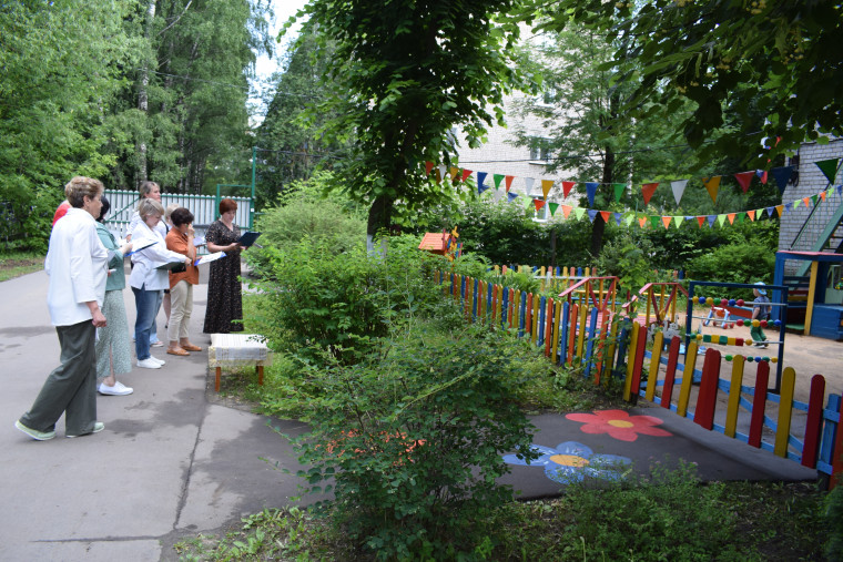 В детских садах областного центра стартовал смотр-конкурс «Летнее погружение» на лучшую территорию.