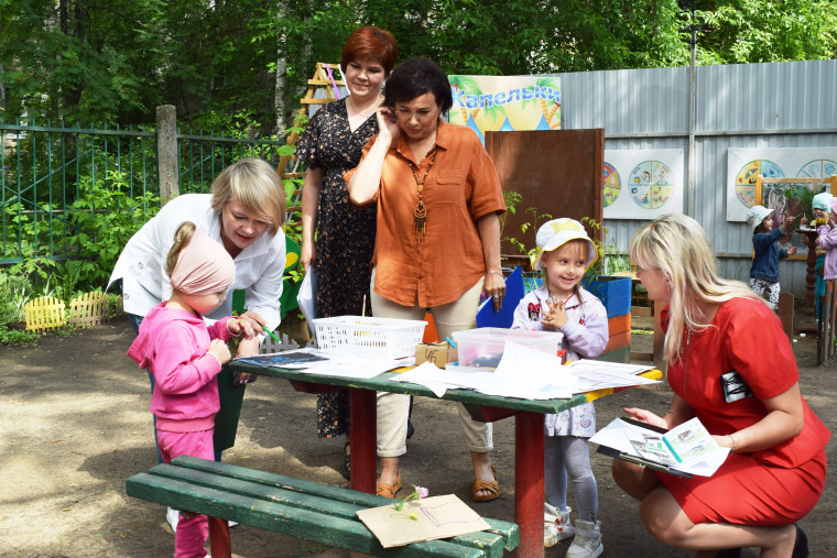 В детских садах областного центра стартовал смотр-конкурс «Летнее погружение» на лучшую территорию.